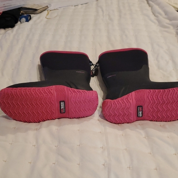 Vibrant Black and Pink Rain & Snow Boots (31) - Picture 6 of 6